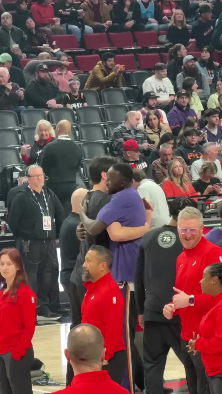 半岛体育官网-好兄弟别来无恙！小吧捕捉到杨瀚森和马卢阿奇热情打招呼~