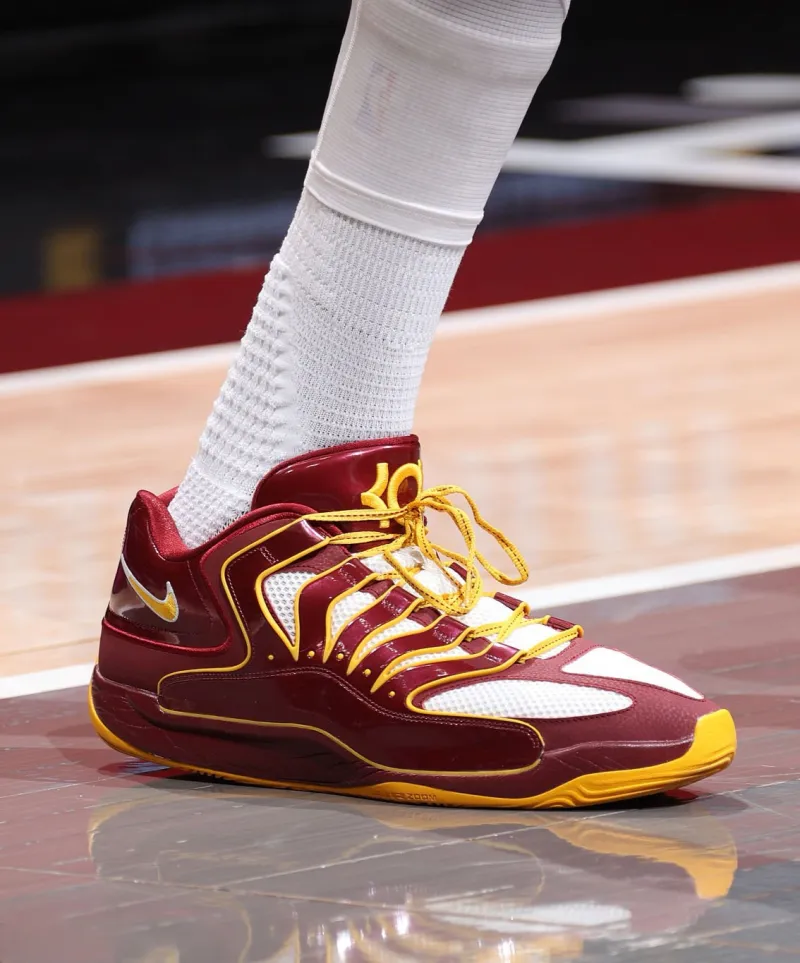 半岛体育-杜兰特穿着华盛顿指挥官配色KD18，得到30分7篮板1盖帽